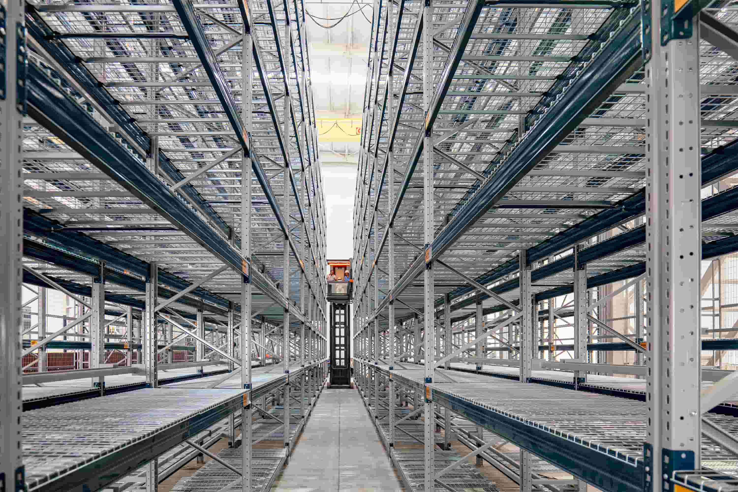 Massimizzare lo stoccaggio ad altezze elevate: il vantaggio tecnico del carrello elevatore a tre vie VNA VUE da 1,75 m a guida a filo