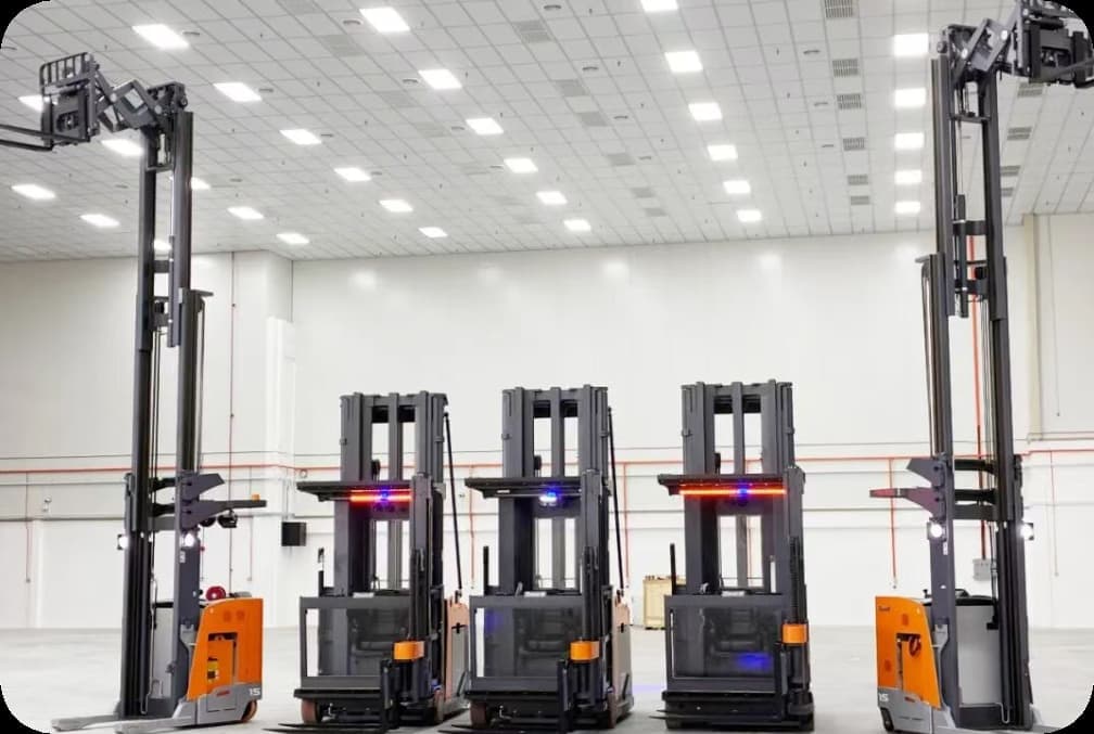 Carrelli elevatori VNA Zowell consegnati in lotto a magazzini elettronici all'estero