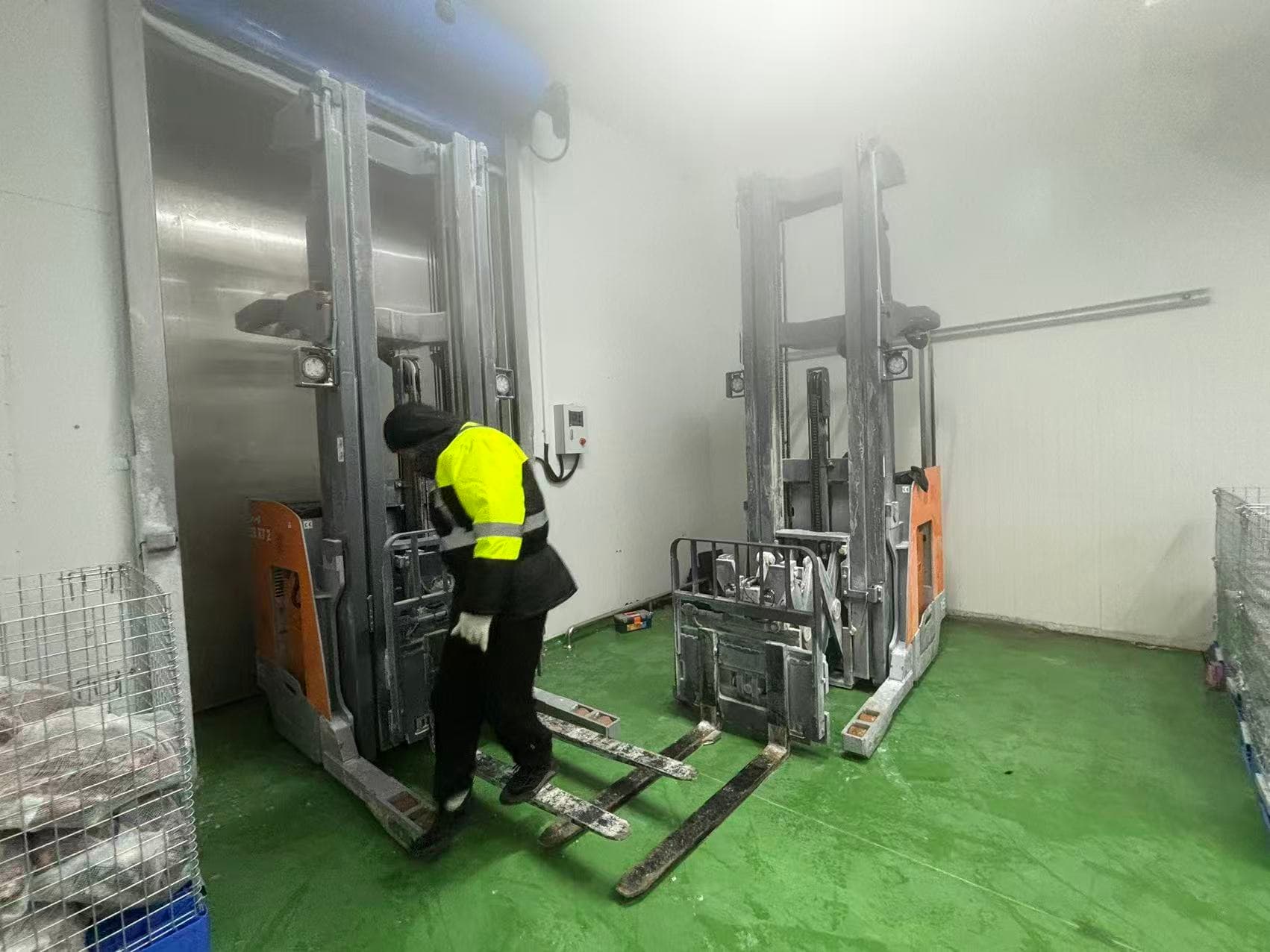 Applicazione di successo in celle frigorifere in Sri Lanka | Zowell Electric Reach Truck e Electric Stacker offrono prestazioni eccellenti