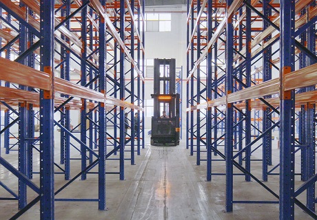 Corsie strette di soli 1,75 m: il carrello elevatore VNA Man-Up di Zowell offre una doppia svolta in termini di capacità di stoccaggio ed efficienza di prelievo per il magazzino degli ingredienti aromatici