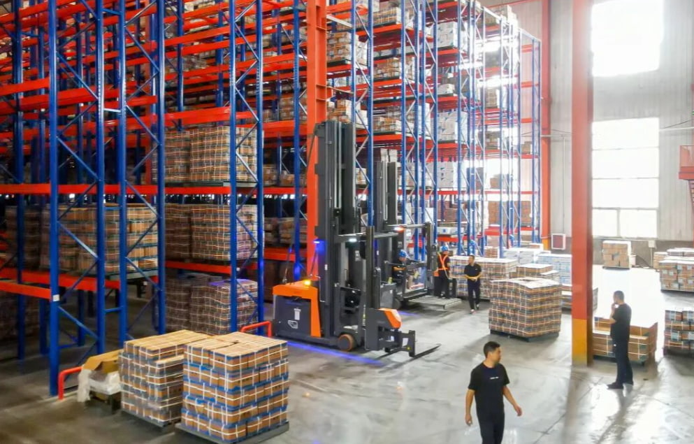 Pronti per la consegna: i carrelli elevatori Zowell ordinati dai clienti escono dalla linea di produzione
